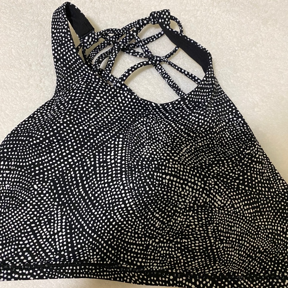 Lululemon Free to be Wild High Neck Sz 4